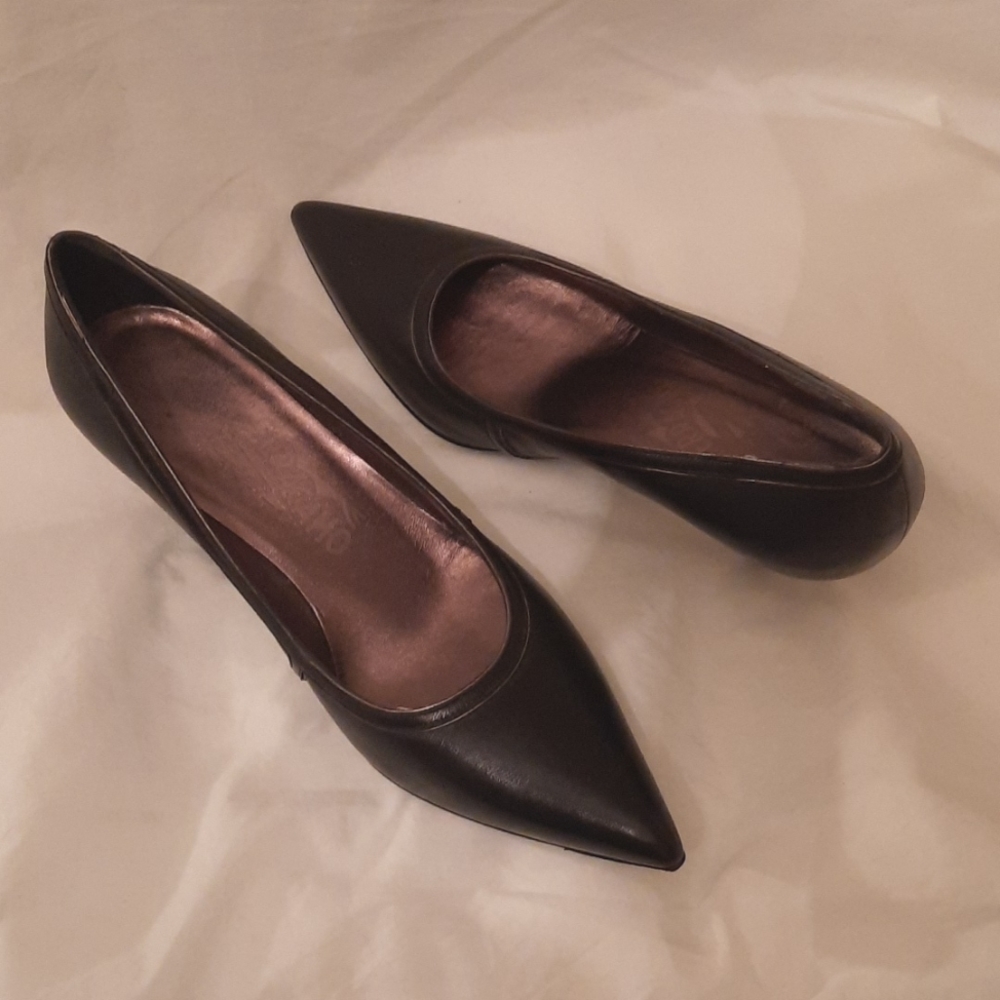 Salvatore Ferragamo black leather kitten heel pumps. Size 6 1/2